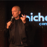 Le célèbre cabaret transformiste parisien Michou devient le Michou Comedy Club, un lieu consacré au stand-up sous l’impulsion de son nouveau propriétaire, Gad Elmaleh. L’humoriste y voit une aventure de transmission et un tremplin pour les jeunes talents.