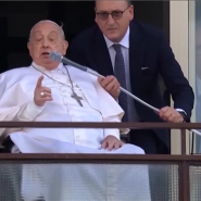 Le pape est apparu en public à l'hôpital Gemelli de Rome, où il était soigné depuis le 14 février. C'est sa première apparition publique depuis son hospitalisation. Il a pu quitter l'hôpital dans la foulée.
