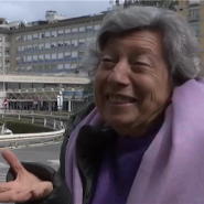 Chaque matin pendant les cinq semaines d’hospitalisation du pape François, Carmela Vittoria Mancuso, 79 ans, se rendait à la chapelle de l’hôpital Gemelli, à Rome, avec des fleurs jaunes, espérant la guérison rapide du pape.
Le dimanche 23 mars, ses prières ont été exaucées : François, 88 ans, est apparu pour la première fois en public depuis le balcon de l’hôpital et a immédiatement reconnu son geste.
Merci à tous, et je vois cette dame avec les fleurs jaunes, elle est formidable, a déclaré François, saluant ainsi la fidélité quotidienne de Mancuso.