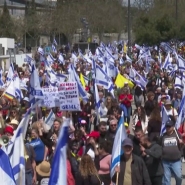 De  nouvelles tensions au Proche-Orient, mais cette fois au sein-même de l'état d'Israël, où certains vont jusqu'à parler d'un risque de guerre civile aujourd'hui. Le premier ministre accusé de mener une politique devenue clairement autoritaire et anti-démocratique.