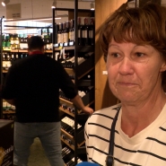 Une cliente d'un magasin