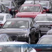 Donald Trump a annoncé des droits de douane de 25% sur les voitures importées non fabriquées aux Etats-Unis, affectant directement le secteur automobile mondial. Les bourses asiatiques ont chuté, et les constructeurs dénoncent la fin du libre-échange.