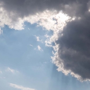 soleil_nuages_ciel_gris