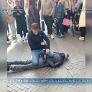 L'agresseur qui a sévi hier soir à Amsterdam a été maîtrisé par des passants. On ne connaît ni son identité, ni ses motivations. Une des victimes blessées est une Belge de 73 ans.