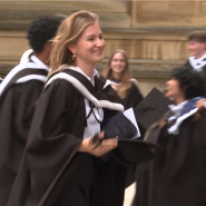 À seulement 22 ans, la princesse Élisabeth de Belgique attire déjà l’attention sur sa vie sentimentale. Mais au-delà des rumeurs et des fantasmes médiatiques, ses choix amoureux pourraient un jour se heurter à des contraintes bien réelles. Certaines règles constitutionnelles, héritées d’une autre époque, continuent de peser sur les unions royales, même au XXIe siècle.