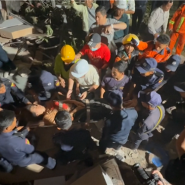 Des secouristes sortent une femme vivante samedi des décombres d'un immeuble effondré à Mandalay en Birmanie, près de l'épicentre du séisme dévastateur qui a touché la veille le pays et sa voisine la Thaïlande. Phyu Lay Khaing, 30 ans, a été sauvée des ruines de son condominium, le Sky Villa, 30 heures après le tremblement de terre, et transportée sur une civière pour être embrassée par son mari, Ye Aung, avant d'être hospitalisée.