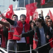 Plusieurs centaines de milliers de personnes se sont rassemblées samedi à Istanbul, à l'appel du CHP, le parti d'opposition du maire d'Istanbul, Ekrem Imamoglu, pour dénoncer l'arrestation de l'édile, malgré la répression qui continue de s'abattre sur les protestataires.