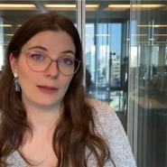 Ibtissam a déposé de l'argent liquide dans un distributeur de sa banque, mais le montant n'a pas été crédité sur son compte en raison d'un dépassement de plafond de dépôt mensuel de 3000 euros, dont il n'était pas informé. Depuis le 28 janvier, il attend toujours le remboursement de ses 1750 euros et cherche de l'aide pour récupérer son argent tout en avertissant les autres de vérifier les limites de dépôt.