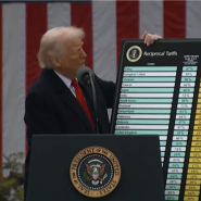 Le président américain Donald Trump a annoncé lors d'une conférence de presse à la Maison Blanche l'introduction de nouvelles taxes douanières. Celles-ci seront de l'ordre de 34% pour la Chine, de 20% pour les pays de l'Union européenne. Trump a également indiqué que les produits étrangers seront visés par au moins 10% de droits de douane. En outre, tous les véhicules fabriqués à l'étranger seront touchés par une taxe de 25%.   L'administration américaine espère récupérer 700 milliards d'euros grâce à ces nouveaux droits de douane.