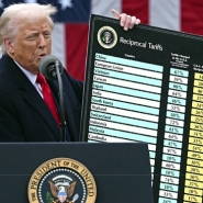 Donald Trump a décidé d'imposer de nouvelles taxes à ses anciens partenaires commerciaux, marquant un tournant sans précédent depuis les années 1930. Cette décision inquiète grandement les entreprises à travers le monde, notamment en Europe, face à la montée des tensions commerciales.