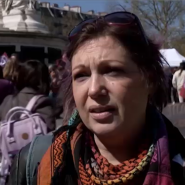 Marine Le Pen a joué, elle a perdu: des militants de gauche défilent contre l'extrême droite à Paris