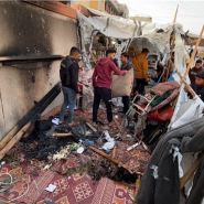 Les Palestiniens ont inspecté lundi 7 avril les dégâts causés à une tente abritant des journalistes à Khan Younis, dans la bande de Gaza, après une frappe israélienne qui a fait des victimes, selon les autorités sanitaires locales et des journalistes.

Israël a régulièrement nié viser les journalistes et affirme prendre des mesures pour éviter de frapper des civils.
Israël a repris son opération à Gaza par une série de frappes aériennes le 18 mars et a renvoyé ses troupes après une pause de deux mois au cours de laquelle 38 otages ont été restitués en échange de centaines de prisonniers et de détenus palestiniens.

La guerre à Gaza a commencé lorsque des combattants du Hamas ont pris d'assaut des communautés israéliennes le 7 octobre 2023, tuant 1.200 personnes et capturant plus de 250 otages, selon les chiffres israéliens. Depuis lors, Israël a réduit la majeure partie de Gaza à l'état de ruines et tué plus de 50.000 Palestiniens, selon les autorités sanitaires de l'enclave.