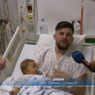Des patients viennent du monde entier pour subir une greffe pédiatrique de foie dans cet hôpital bruxellois. C'est même le seul établissement du pays qui réalise ces greffes sur des bébés. Exceptionnellement, nous avons pu suivre une de ces interventions, réalisée avec succès sur Aymar, 8 mois.