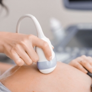 Choix de garder l'enfant ou d'avorter pour une mineure enceinte : selon la loi, qui doit décider ? 