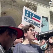 Pour la deuxième fois en quinze jours, des milliers d'Américains se sont mobilisés pour s'opposer aux politiques menées par le gouvernement de Donald Trump. Les manifestations ont eu lieu dans plusieurs grandes villes.