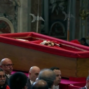 Escortée par des dizaines de cardinaux et des gardes suisses en uniforme chamarré, la dépouille du pape François est arrivée ce matin sous les ors de la basilique Saint-Pierre, où les fidèles pourront lui rendre un dernier hommage avant les funérailles de samedi en présence de nombreux chefs d'Etat.