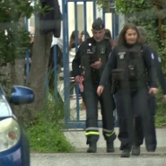 En France, le suspect de l'attaque au couteau à Nantes a été hospitalisé après un examen psychiatrique. Hier, le jeune homme a poignardé, mortellement, une élève d'un lycée et blessé trois autres. L'une des victimes est toujours hospitalisée dans un état critique.