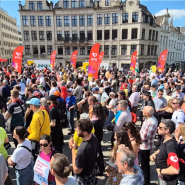 Le PTB a rassemblé dimanche quelques milliers de personnes dans le centre de Bruxelles pour dénoncer les coupes dans les dépenses sociales décidées par le gouvernement fédéral et l'augmentation du budget militaire.