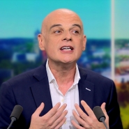 Christophe Van Geem, médecin ORL, mimant le problème de posture d'un enfant qui doit respirer par la bouche