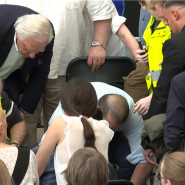 Scène rare ce midi lors du meeting politique du MR à Charleroi à l'occasion du 1er mai. Le président des libéraux s'est interrompu en plein discours après s'être rendu compte qu'un homme avait fait un malaise dans la salle. Plusieurs minutes se sont écoulées avant de constater que l'homme allait mieux et était pris en charge par les services de secours.