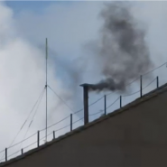 De la fumée noire s'est échappée de la cheminée de la chapelle Sixtine vers 09H50 GMT au deuxième jour du conclave, signe que les deux tours de vote des cardinaux effectués dans la matinée n'ont pas permis d'élire un nouveau pape.