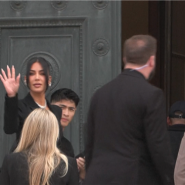 La reine américaine des influenceuses Kim Kardashian arrive au palais de justice de Paris pour témoigner au procès du spectaculaire braquage dont elle a été victime en 2016.