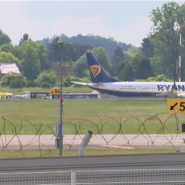 Un avion Ryanair posé sur le tarmac de l'aéroport de Charleroi est sous les feux des projecteurs ce mardi matin. Une alerte à la bombe a été déclenchée, les opérations de l'aéroport sont totalement paralysées. Un périmètre de sécurité de 500 m autour de l'appareil a été établi. Arnaud, à bord du vol, décrit un moment stressant et choquant.
