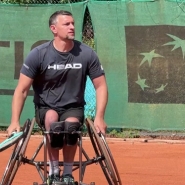 Le tennisman belge en fauteuil roulant, Joachim Gérard, mettra fin à sa carrière à la fin de la saison. Il prépare actuellement son dernier Roland Garros au Tennis Club d'Havré. Rencontre.