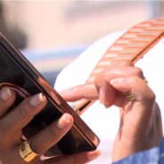 Près de la moitié des Belges commandent des vêtements en ligne. La popularité croissante des sites chinois bon marché, tels que Shein et Temu, n’y est peut-être pas étrangère. Ces sites chinois ont réalisé une percée fulgurante en Europe en doublant leur vente grâce des prix imbattables... Mais ils sont aujourd’hui dans le collimateur de l’Union Européenne.