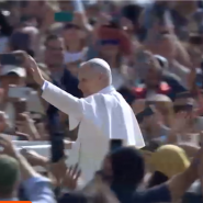 Le pape Léon XIV, élu il y a dix jours, a effectué dimanche matin son premier bain de foule en papamobile place Saint-Pierre, saluant et bénissant les dizaines de milliers de fidèles présents pour sa messe inaugurale en plein air.