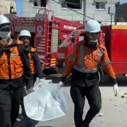 Une frappe aérienne a touché le domicile familial la nuit dernière à Khan Younès, dans la bande de Gaza. 9 des 10 enfants du couple de médecins ont péri, le père de famille aurait survécu et serait dans un état critique. Tsahal examine les faits et ne confirme pas le nombre de morts.