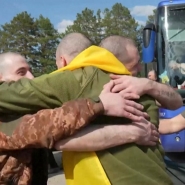 Conclu lors des négociations à Istanbul, le premier volet de ce vaste échange de prisonniers, civils et militaires, de 1.000 pour 1.000, avait débuté vendredi. Hier, 307 prisonniers de guerre russes ont été échangés contre le même nombre de militaires ukrainiens; 303 aujourd'hui.
