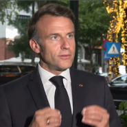 Chamaillerie, complicité ou coup au visage ? Emmanuel Macron a été contraint lundi de démentir toute scène de ménage avec son épouse après la diffusion d'une vidéo devenue virale, accusant en retour les Russes et les extrêmes de faire feu de tout bois pour l'attaquer.
L'arrivée du président français au Vietnam ne s'est pas passée comme prévu.