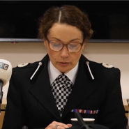 Les premiers intervenants font le point après qu'une voiture ait foncé à Liverpool sur la foule qui célébrait la victoire du club de foot Liverpool FC en Premier League. La police indique avoir interpellé le conducteur du véhicule, un homme blanc britannique de 53 ans de la région de Liverpool, pour un incident qui n'est pas traité comme terroriste.