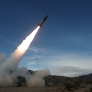 Cette photo, distribuée par le département de la Défense des États-Unis et prise le 14 décembre 2021, montre l’armée américaine menant des essais de tir réel du système de missile tactique de l’armée (ATACMS) sur le site de White Sands Missile Range au Nouveau-Mexique.