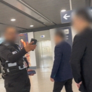 Ling face à des policiers