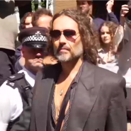 Accusé de viols et d’agressions sexuelles sur quatre femmes, Russell Brand a plaidé non coupable vendredi à Londres.