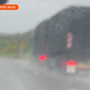 Jean-Marc filme un camion à 140 km/h sur la E25 par temps de pluie