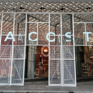 Les magasins des Champs-Élysées se barricadent.