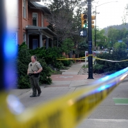 Un policier se tient sur Pearl Street, lieu d’une attaque contre des manifestants réclamant la libération d’otages israéliens détenus à Gaza, à Boulder, Colorado, le 1er juin 2025.
