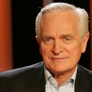 L’écrivain, journaliste et réalisateur Philippe Labro sur le plateau de l’émission « Vol de nuit », le 25 avril 2006