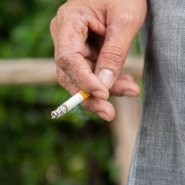 Personne tenant une cigarette – photo d’illustration