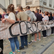Les manifestants, affiliés à la FGTB, ont déployé une banderole critiquant Georges-Louis Bouchez à Verviers.