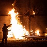 Un pompier se tient près d’un feu et montre un trou après une attaque de drone à Kharkiv le 5 juin 2025, dans le cadre de l’invasion russe en Ukraine.