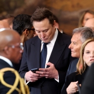 Elon Musk, PDG de SpaceX, X et Tesla, regarde son téléphone lors de l’investiture de Donald Trump en tant que 47e président des États-Unis dans la rotonde du Capitole à Washington, DC, le 20 janvier 2025.