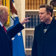 Le président américain Donald Trump et Elon Musk s’entretiennent dans le bureau ovale avant de quitter la Maison Blanche à Washington, DC, pour se rendre à la résidence de Trump à Mar-a-Lago à Palm Beach, en Floride, le 14 mars 2025.