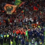 L’équipe du Portugal célèbre avec les supporters après avoir remporté la finale de la Ligue des Nations de l’UEFA contre l’Espagne à Munich, dans le sud de l’Allemagne, le 8 juin 2025. (Photo par Alexandra BEIER / AFP)