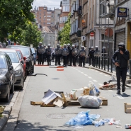Affrontements entre les manifestants et la police à la fin d’une marche silencieuse en mémoire de Fabian, 11 ans, décédé lundi dernier après avoir été poursuivi et renversé par une voiture de police, au parc Elisabeth à Ganshoren, Bruxelles, le dimanche 08 juin 2025.