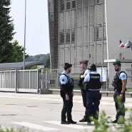 Des gendarmes devant l’école.