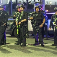 Le centre de Los Angeles est placé sous couvre-feu, de 20h à 6h du matin, sur décret de la maire démocrate. 25 personnes ont déjà été arrêtées par la police. Ce couvre-feu fait suite aux manifestations contre la politique migratoire du gouvernement américain.